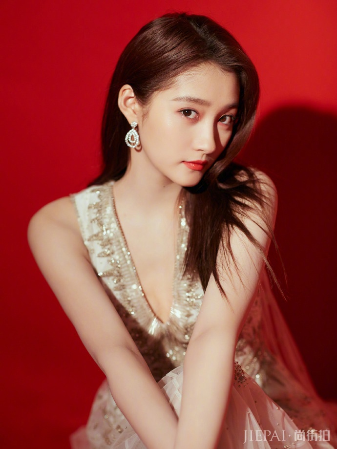 微博之夜，迪丽热巴关晓彤礼服太好看！林志玲也太拼了裙子大开叉