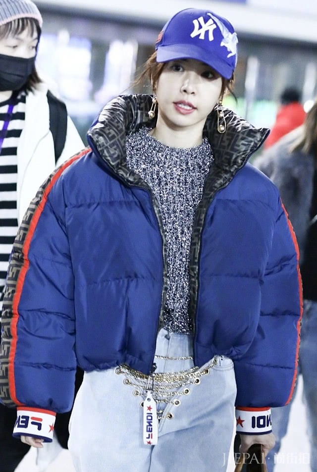 蔡依林羽绒服搭牛仔裤却有点看不懂