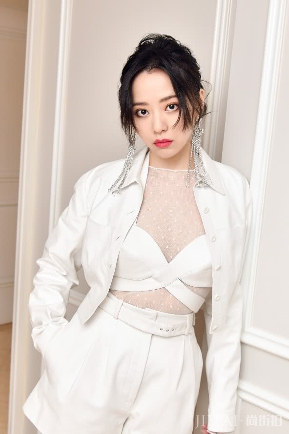 张靓颖穿了一件薄薄的纱,却还是勒出了赘肉!