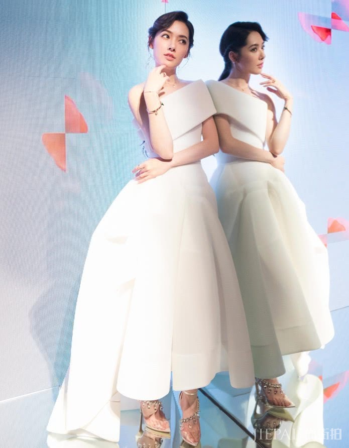 郭碧婷穿上“鸡爪裙”现身，观众的视线估计移不开了！