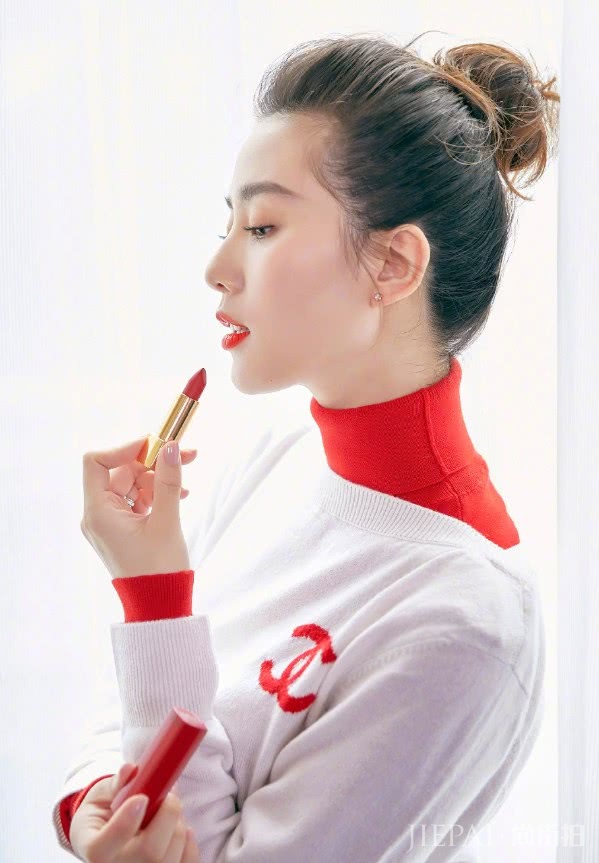 刘诗诗竟能把红色秋衣穿得如此高级?吴奇隆赚翻啦!