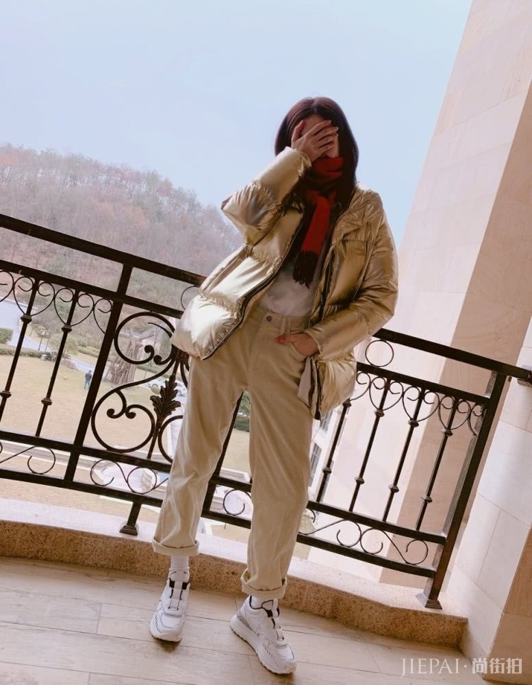 江疏影金色棉衣气场炸裂!