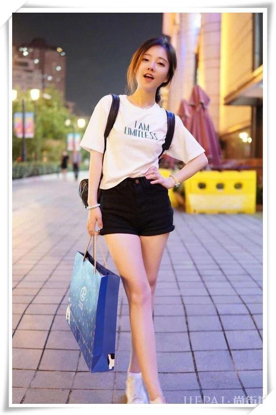 冯提莫穿平底鞋秀出大长腿