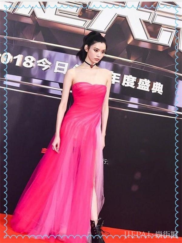 奚梦瑶和秦岚穿同款抹胸开叉裙,谁更美!