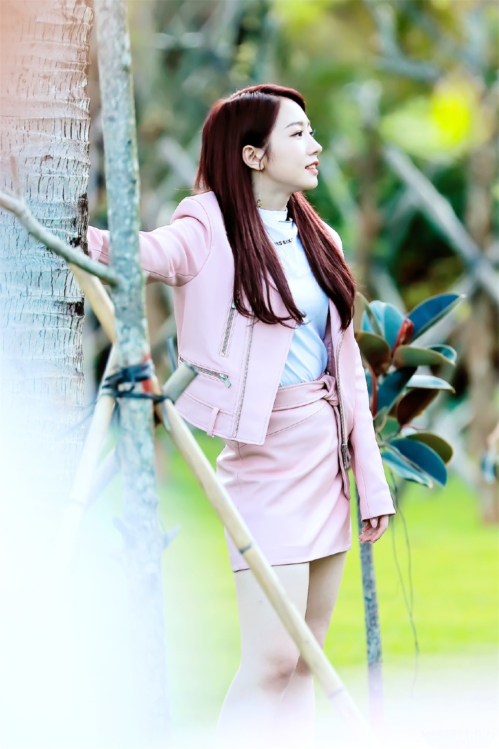 孟美岐一身粉嫩短裙甜如初恋，光脚出镜可爱爆棚