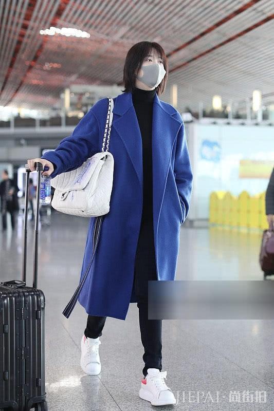 蒋欣利落短发身穿蓝色大衣增添都市女郎范儿!