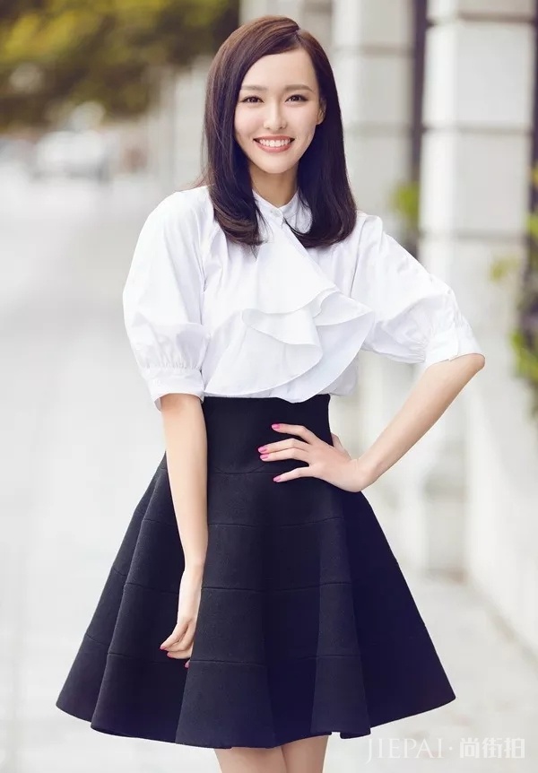 唐嫣黑色西装，内搭灰色的V领T恤，瞬间气质不凡！