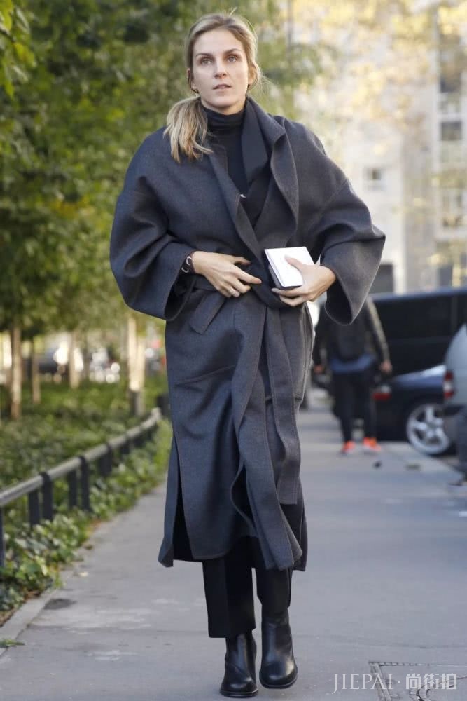 大衣羽绒服里面一件黑色打底衫全搞定