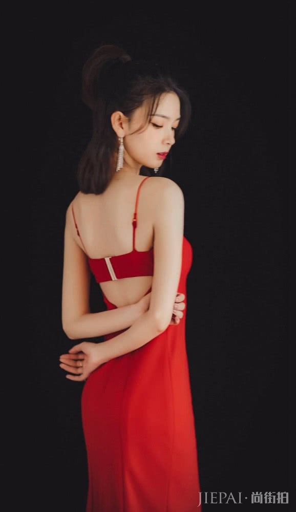 陈瑶一身中国红吊带裙出席活动,美成全场焦点