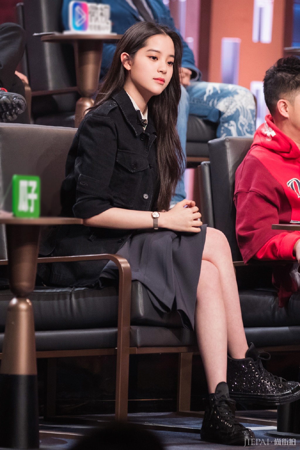 欧阳娜娜简约的全黑打扮酷劲又俏皮