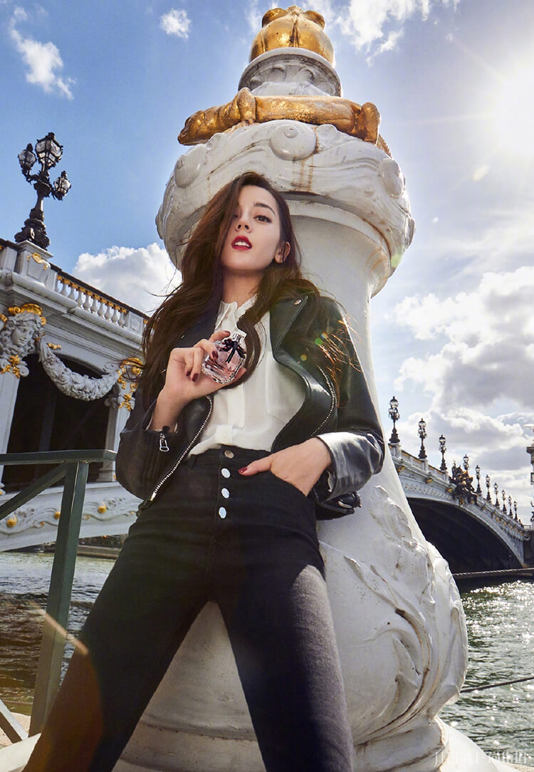 迪丽热巴星星毛衣黑色皮衣高腰裤又酷帅十足