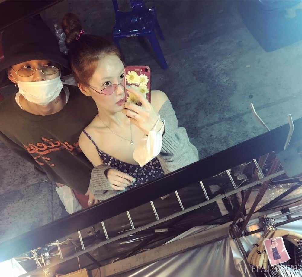 泫雅泰国旅行私照曝光,丸子头搭配碎花裙俏皮还甜美