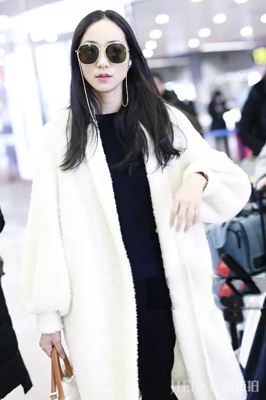 韩雪红毛衣搭配白色羽绒服减龄甜美！