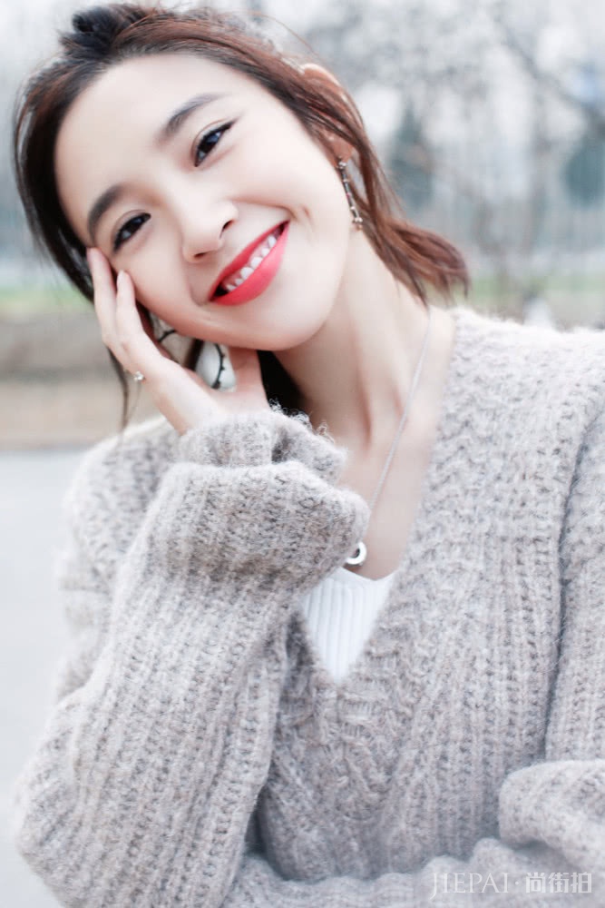 唐艺昕剪短发嫩回18岁，烫卷发又显老10岁，还是适合留短发