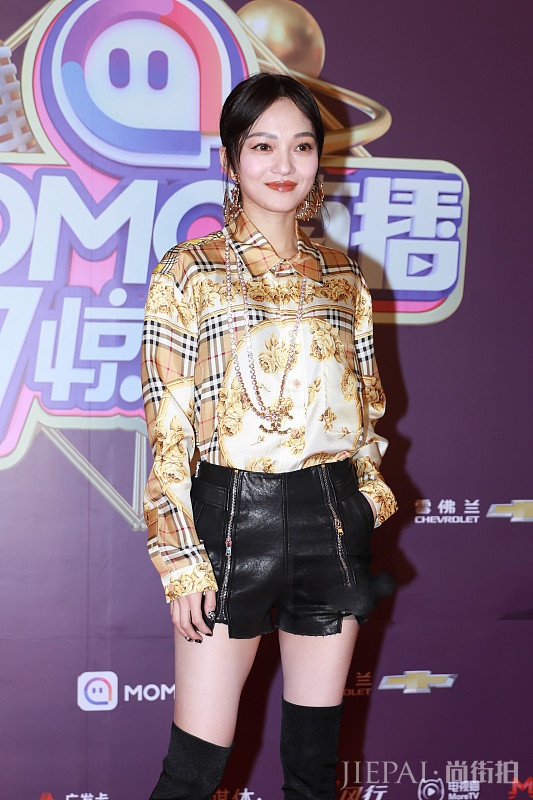 张韶涵缎面印花衬衣+皮裤长靴,攻气十足