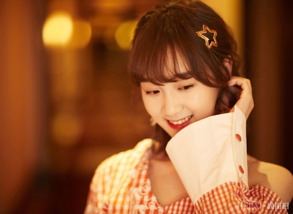 李子璇穿格纹露肩衫玩下衣失踪,“漫画腿”超吸睛