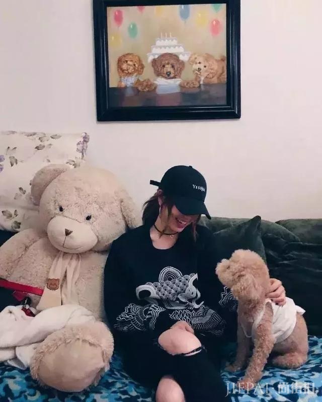 邓紫棋不穿皮裤比男生都要帅