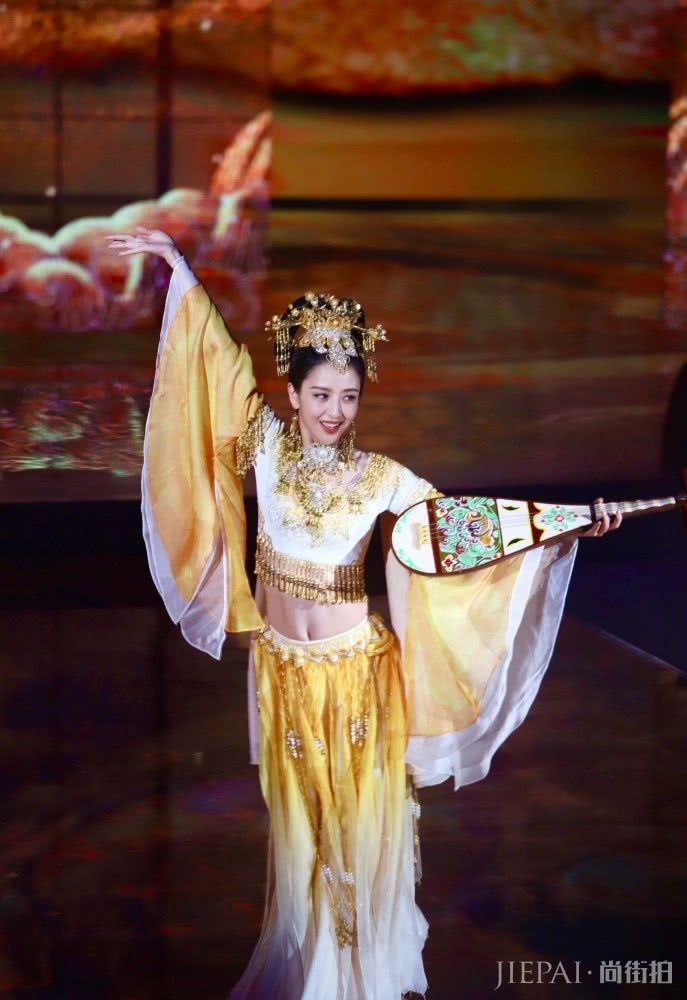 《国家宝藏》中佟丽娅穿襦裙温婉典雅极了，真漂亮