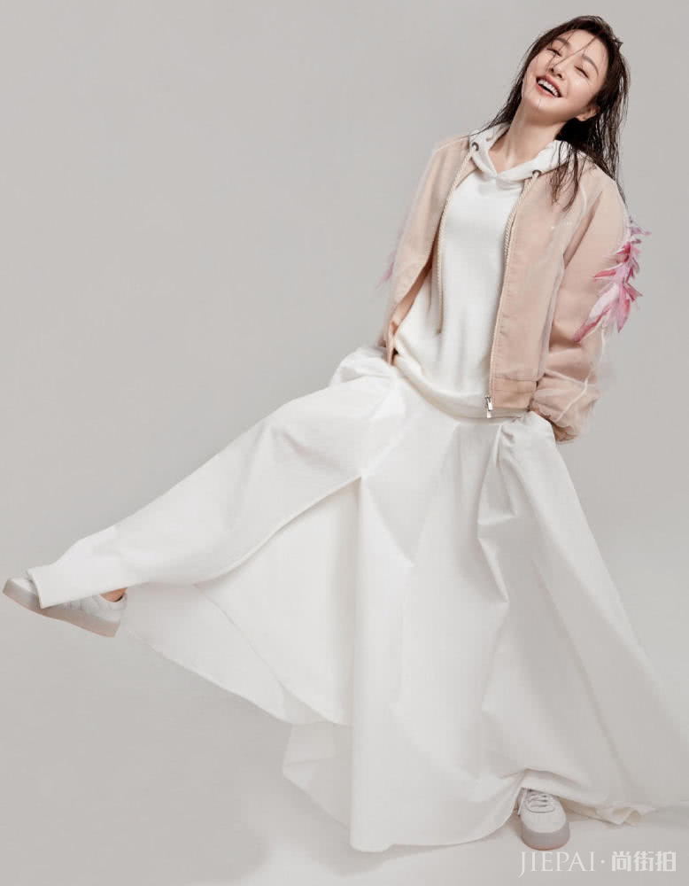 秦岚针织衫格子裙嫩成初中生，少女感一下就飙了