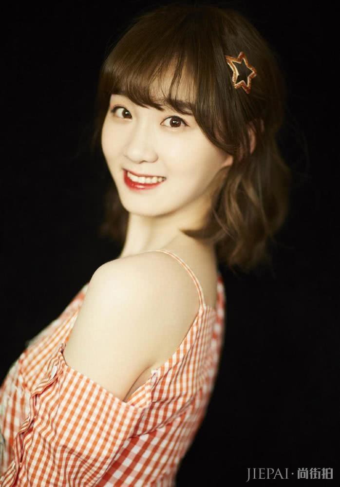 李子璇穿格纹露肩衫玩下衣失踪,“漫画腿”超吸睛