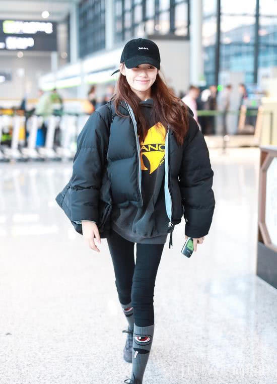 林允穿牛仔裤裤，双腿依旧纤细