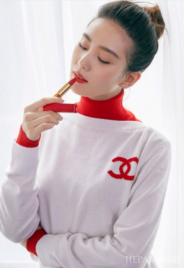 刘诗诗竟能把红色秋衣穿得如此高级?吴奇隆赚翻啦!