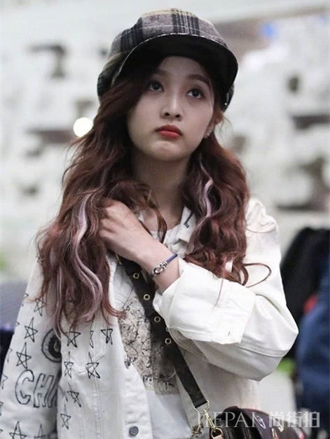 吴宣仪私服风格“变化多端”，居然还是个帽子大户