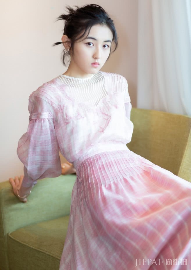 张子枫一身休闲装的穿搭风格!