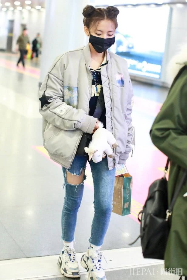 杨超越顶着两个“包子”扮可爱!