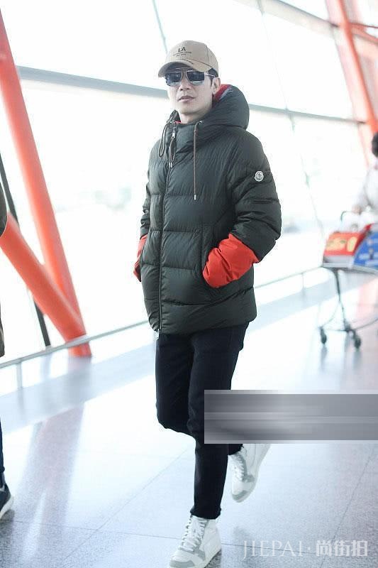 陈楚生穿羽绒服现身,袖口一抹红色增添新年气氛!