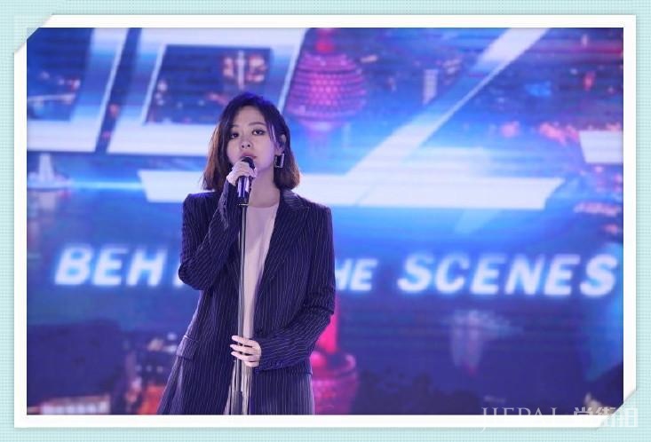 张靓颖“挂面裙”配“水桶裤”也敢穿!网友:脚呢?