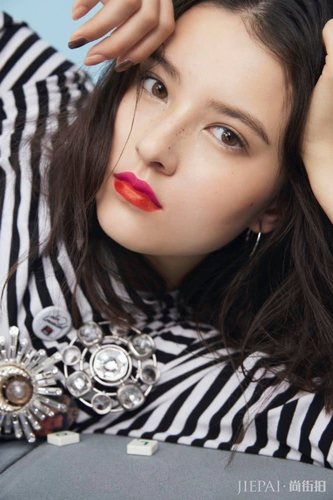 安慧媛被称为“审美链的顶端”！五官和轮廓融合了西方眉眼深邃的优势