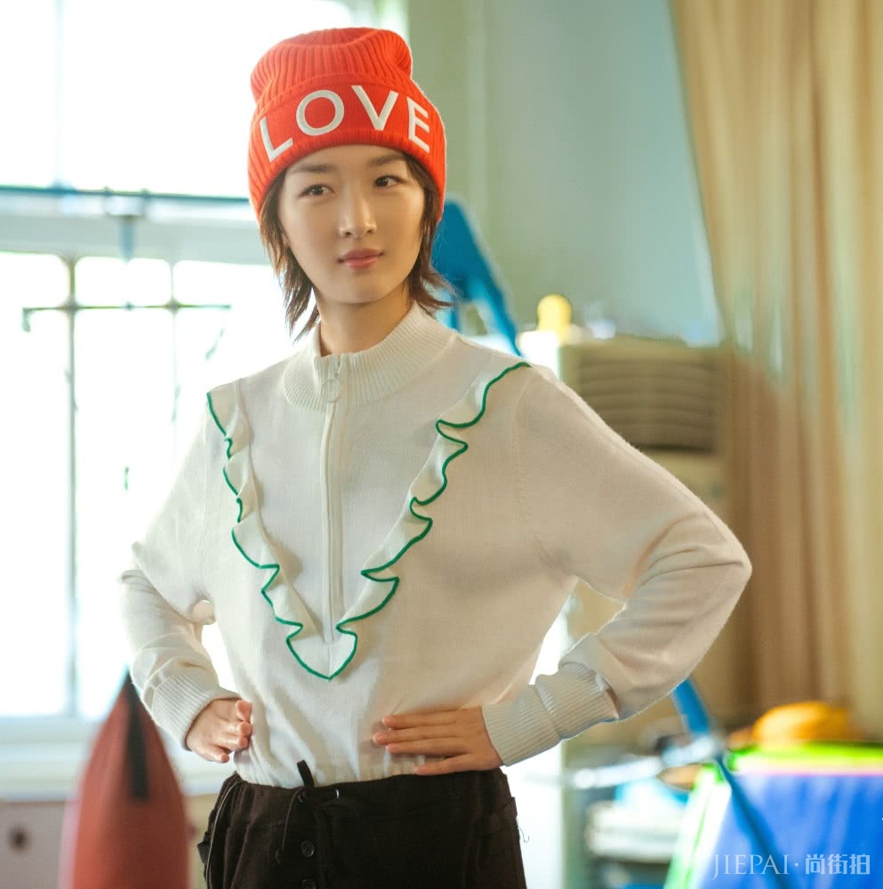 周冬雨穿拼接T恤也能又酷又美，个性穿搭就学她