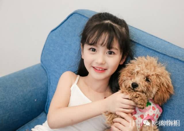 都说抖音洋娃娃是照网红界最美妈妈整的,看到她校花时照片真相了