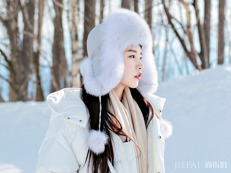 一顶流行帽子悄悄点亮你的造型，展现出完全不同的风格