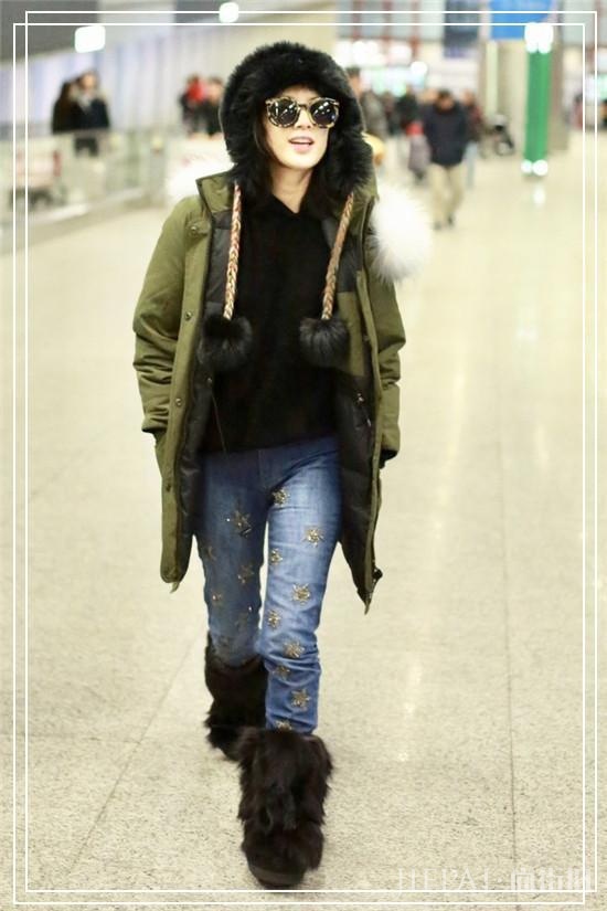 机场保暖只服黄圣依，雷锋帽配大棉袄+“狗熊鞋”