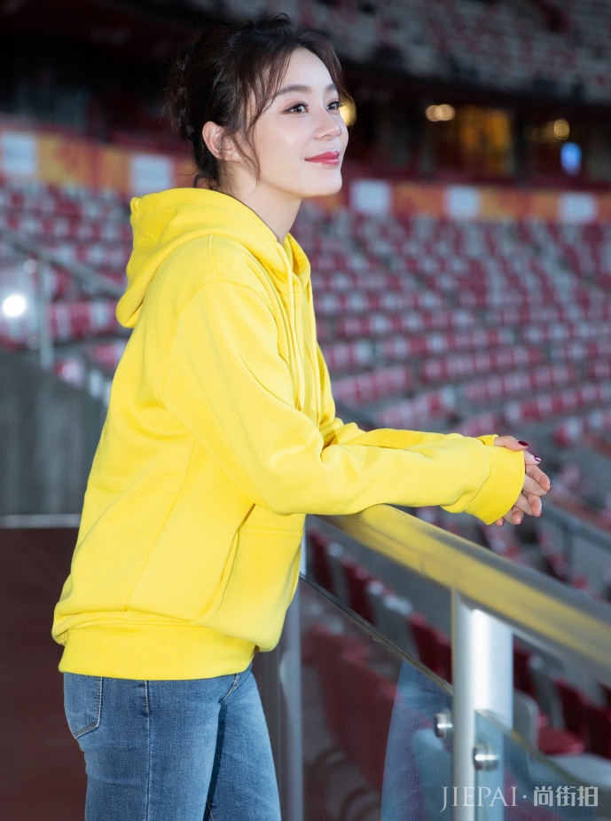 袁姗姗开叉裙走红毯，冷到要拿“香烟盒包”取暖？又时尚又萌！