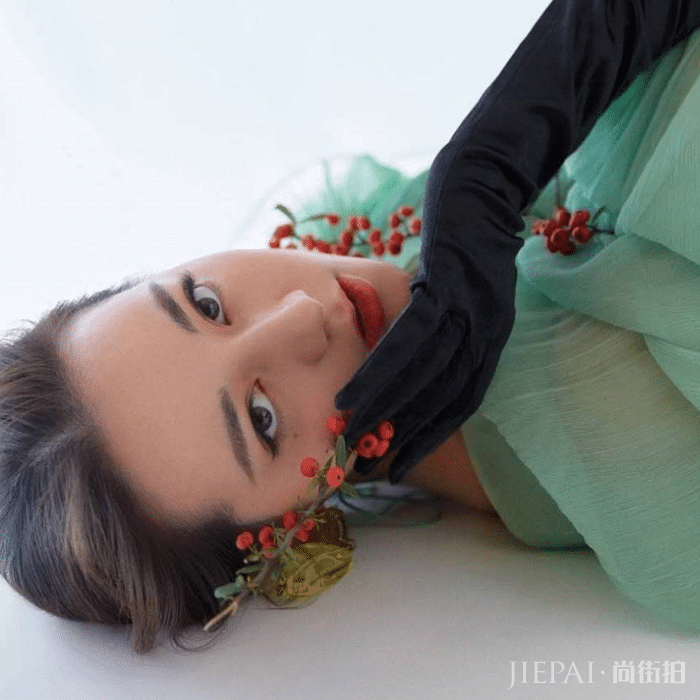 热巴穿“奶白袜”配高跟鞋超级勾魂