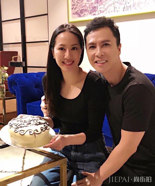 甄子丹晒女儿15岁杂志写真照，身材姣好大长腿吸睛！