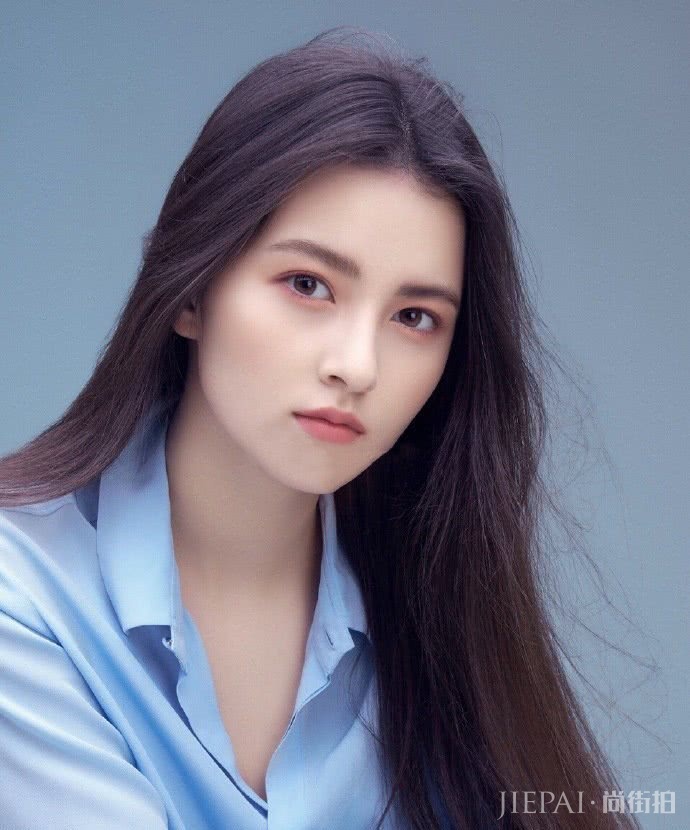 安慧媛被称为“审美链的顶端”！五官和轮廓融合了西方眉眼深邃的优势