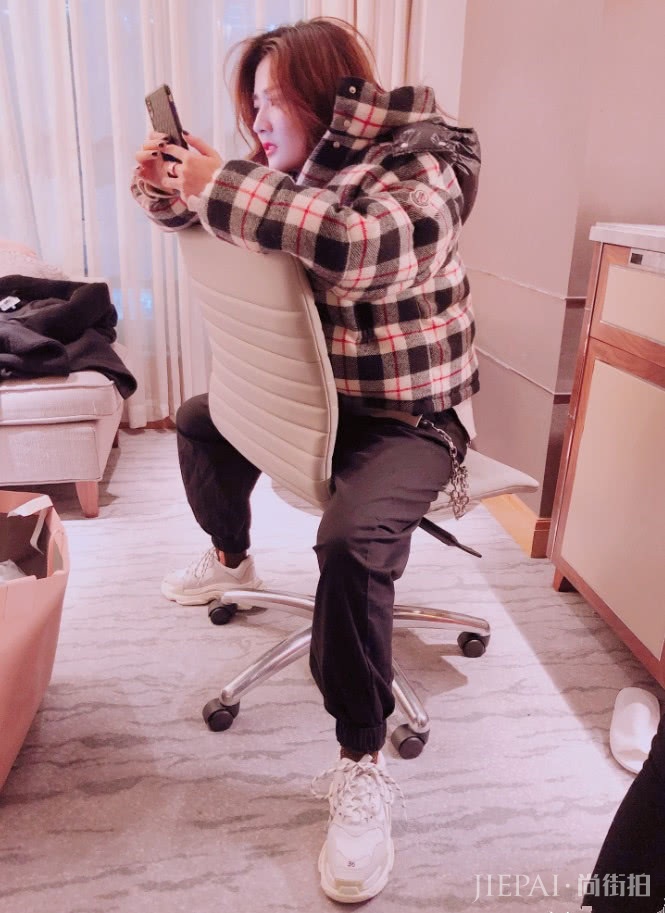 徐璐搭配“泡沫鞋”立马变潮，难怪能红！