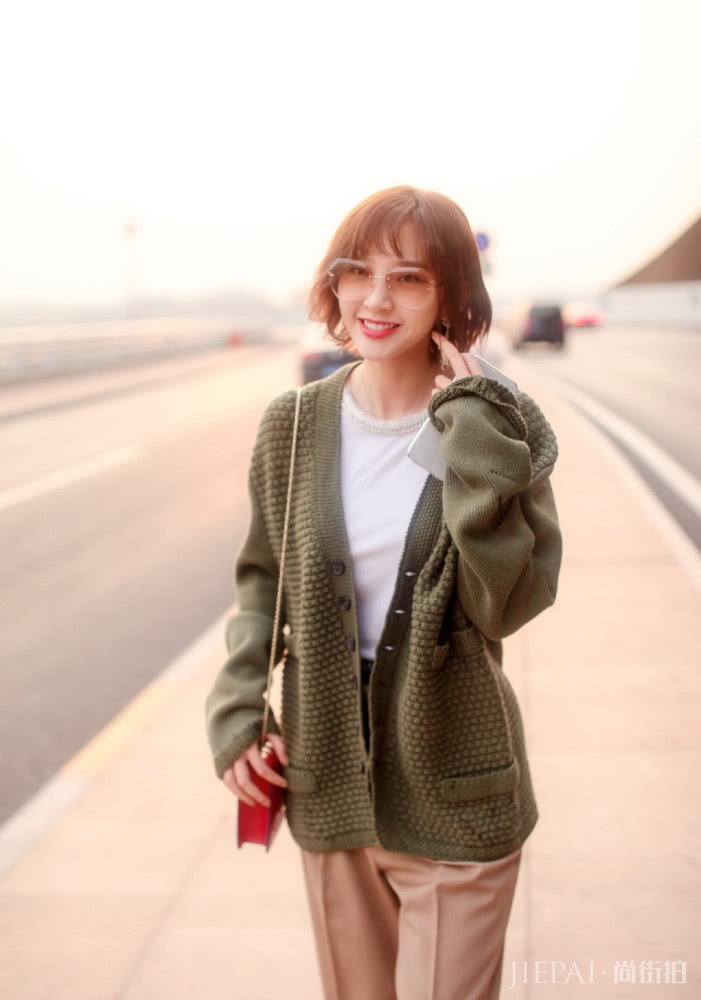 唐艺昕剪短发嫩回18岁，烫卷发又显老10岁，还是适合留短发