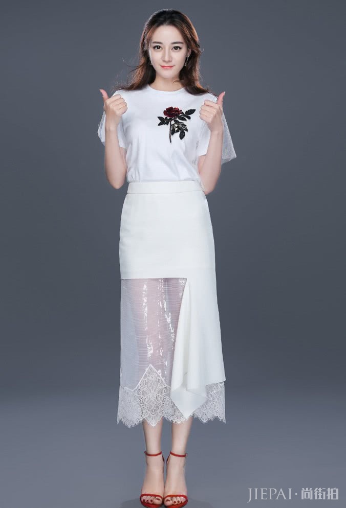 迪丽热巴美成这样能不抢风头吗？为了秀腿撕开“糖果裙”!