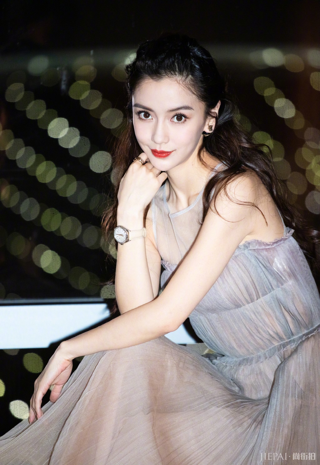 Angelababy剪个性“狼头”造型,清纯少女变霸气女王