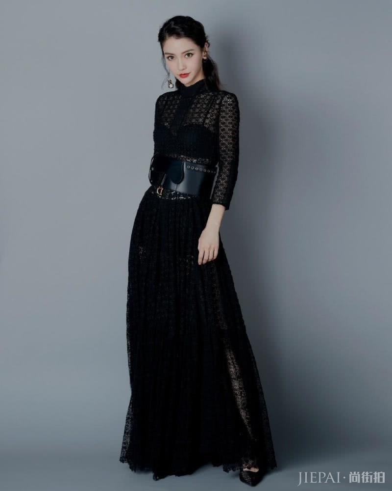 杨颖穿羽绒服配半身裙,硬照气场十足