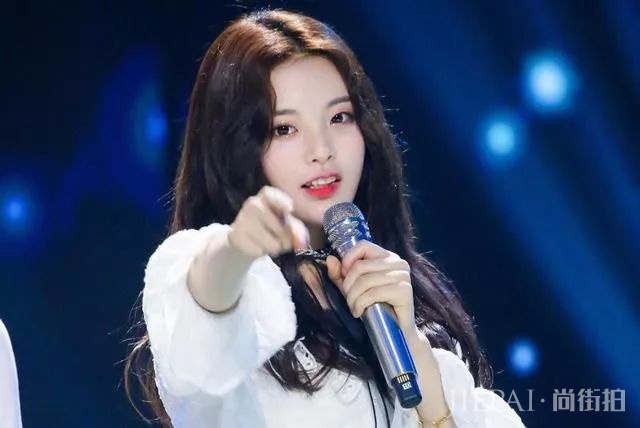 杨超越跨年晚会品味独特，尴尬！