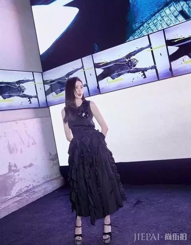 张天爱机车风穿搭,给人满满的优雅气质