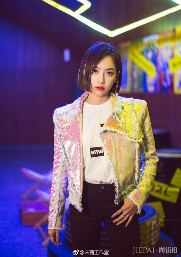 杨超越宋茜穿紫色开衫秀可爱，对比强烈!