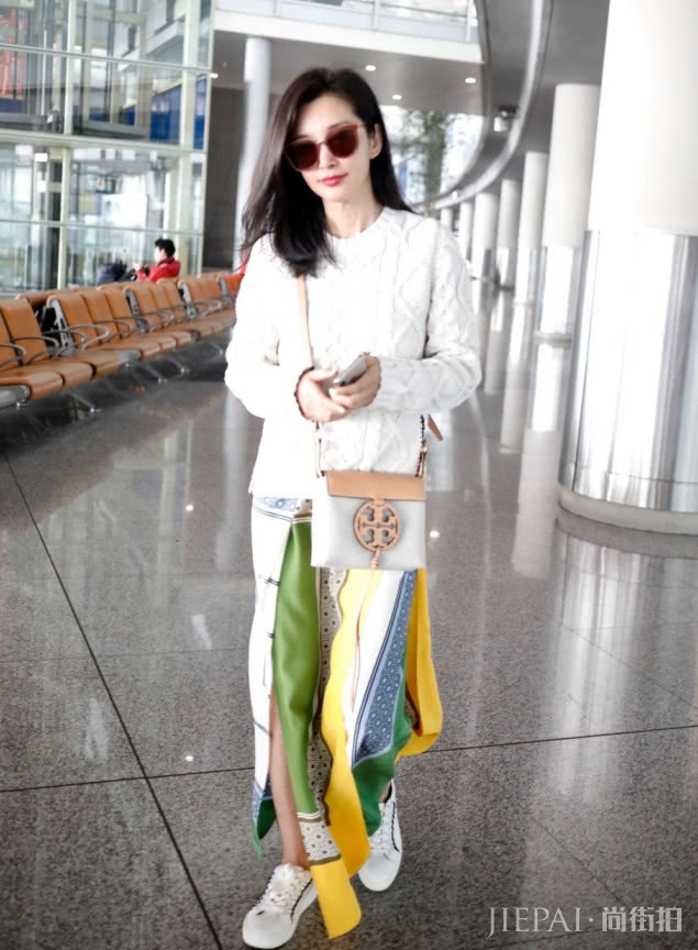 李冰冰“缝”起来几块丝巾,居然穿出了初恋的感觉