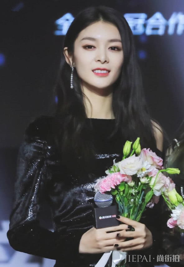 傅菁高冷girl变身优雅女郎,身材好怎么穿都行!